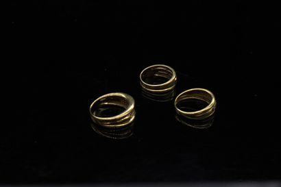 null Lot of three rings in 18k (750) yellow gold. 

Gross weight : 15.86 g.