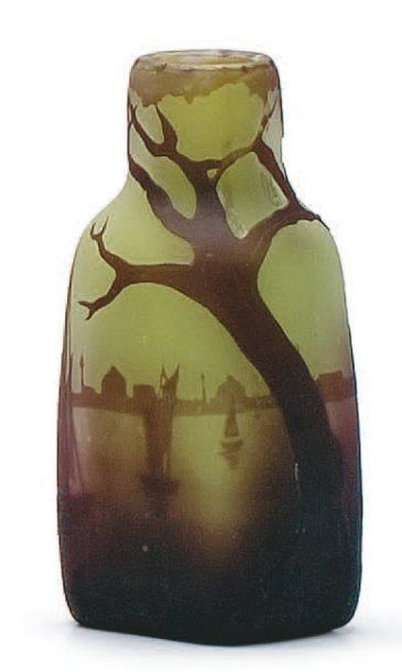 RICHARD Vase ovoïde à pans coupé Épreuve de tirage industriel réalisée en verre doublé...