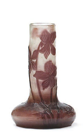 GALLÉ Émile (1846 - 1904) Vase soliflore à base aplatie Épreuve de tirage industriel...