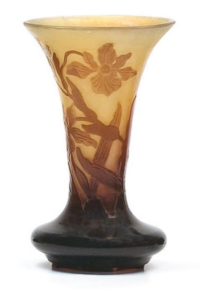 GALLÉ Émile (1846 - 1904) Vase conique sur base aplatie Épreuve de tirage industriel...
