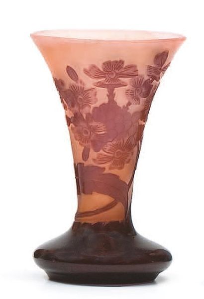 GALLÉ Émile (1846 - 1904) Vase conique à base aplatie Épreuve de tirage industriel...