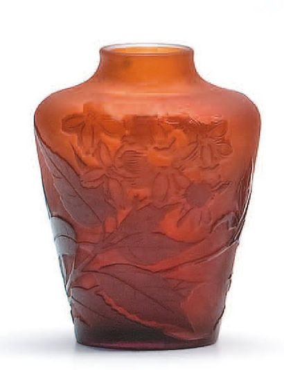 GALLÉ Émile (1846 - 1904) Vase conique à épaulement renflé Épreuve de tirage industriel...