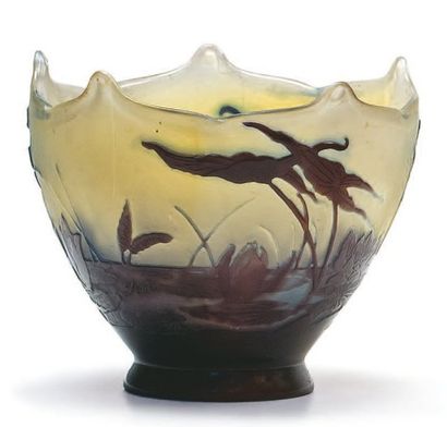 GALLÉ Émile (1846 - 1904) Vase ovoïde sur talon à pointes étirées à chaud Épreuve...