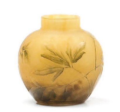 DAUM Vase ovoïde à petit col droit Épreuve de tirage industriel réalisée en verre...