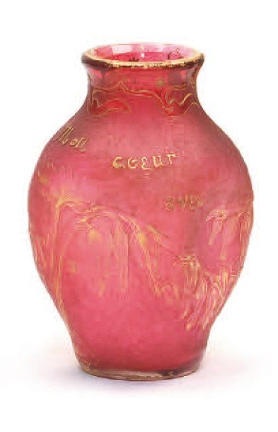 DAUM Vase ovoïde à corps modelé à chaud Épreuve de tirage industriel réalisée en...