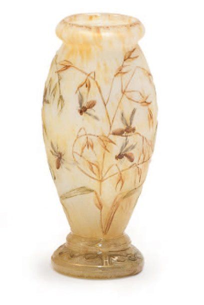 DAUM Vase balustre sur piédouche Épreuve de tirage industriel réalisée en verre marmoréen....