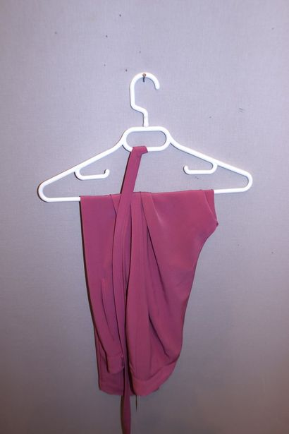 null [BELLE Marie-Paule – L’ENVOL]



Tailleur pantalon rose tendre fluide, composé...