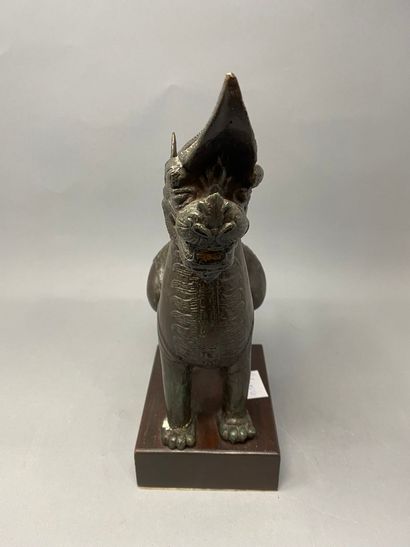 null Chimère en bronze

Thaïlande, XIX-XXème siècle

H. 30 - L. 25 cm

Socle en ...