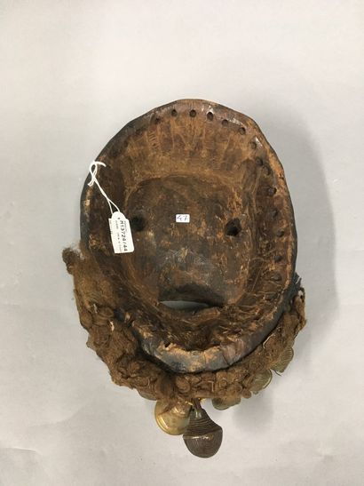 null GUERE, Côte d'Ivoire,

Masque à barbe de cloches en bronze.

H. 46 cm