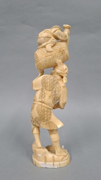 null JAPON - Epoque MEIJI (1868 - 1912)

Okimono en dent de morse sculpté d'un paysan...