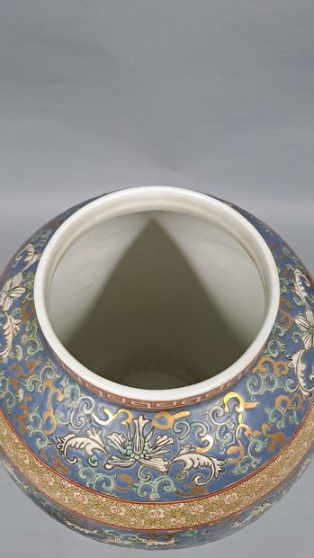 null Grand pot couvert en porcelaine à décor en médaillon de scènes de palais, d'oiseaux...