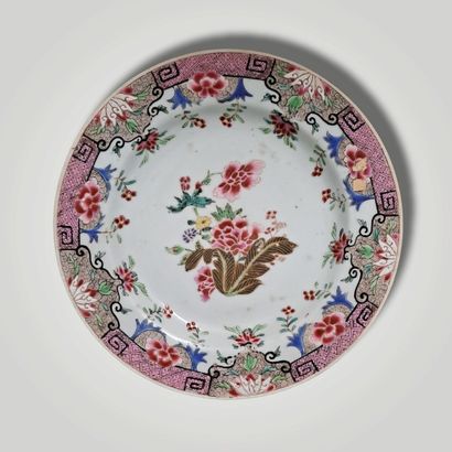 null COMPANY OF THE INDIES

Enameled porcelain plate with famille rose decoration....