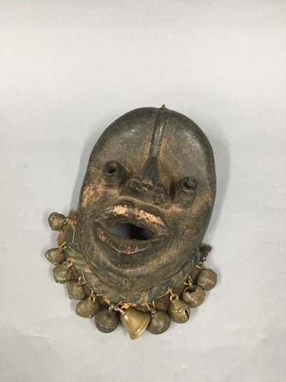 null GUERE, Côte d'Ivoire,

Masque à barbe de cloches en bronze.

H. 46 cm
