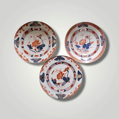 null COMPAGNIE DES INDES

Trois assiettes en porcelaine émaillée polychrome à décor...