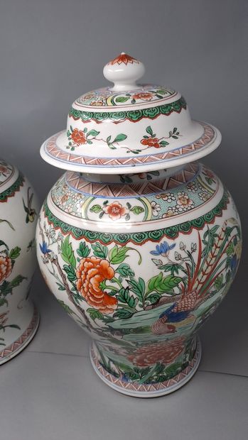 null CHINA - Late 19th / Early 20th century

Pair of covered porcelain vases with...