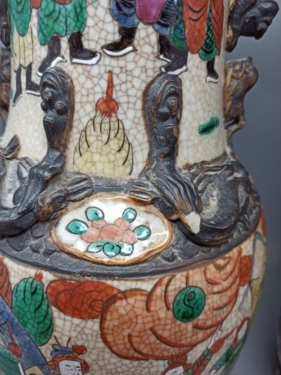 null Pair of Nanking stoneware vases with polychrome enamel decoration of battle...