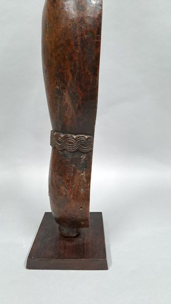 null Citare népalaise en bois sculpté.

XIXème siècle

Socle.

H. : 61cm.