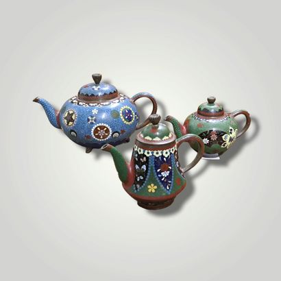 null Three small teapots in cloisonné enamel. China, 20th century.

Height : 10,...