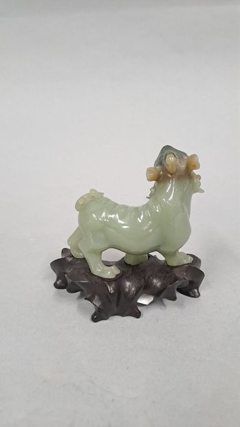 null Sujet en pierre dure représentant un chien de Fô.

Chine Moderne

H. 7,5 - L....