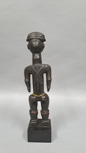 null ATTIE, Côte d'Ivoire

Statuette en bois à patine noire végétale et avec fine...