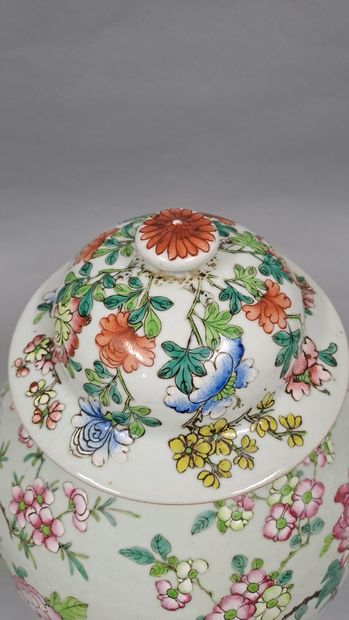 null China, 20th century

Covered pot in porcelain of China with decorations of flowers...