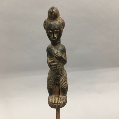 null BAOULE, Côte d'Ivoire,

Couteau à manche sculpté d'une effigie féminine.

Soclé

H....