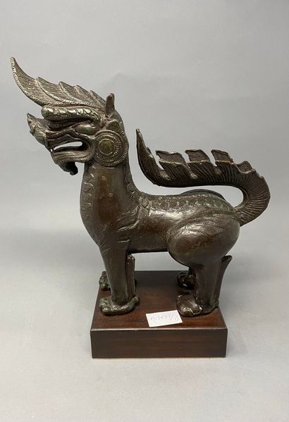null Chimère en bronze

Thaïlande, XIX-XXème siècle

H. 30 - L. 25 cm

Socle en ...