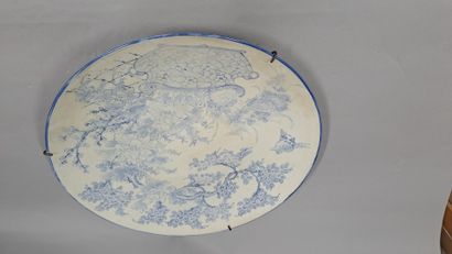 null Grand plat en porcelaine de Chine à décor blanc bleu d'un oiseau volant au-dessus...