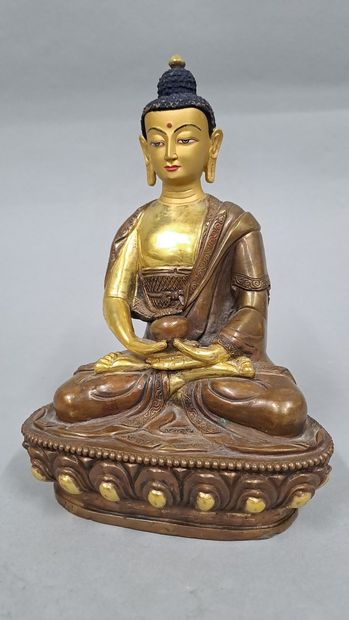 null Bouddha en bronze doré et patiné tenant entre ses mains un pot couvert.

Cambodge...