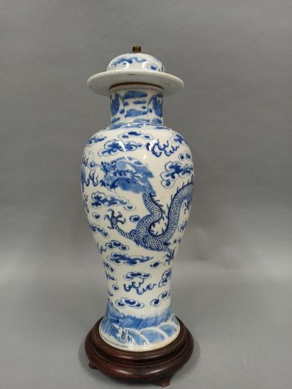 null CHINE - Fin XIXe siècle

Potiche en porcelaine à décor en bleu sous couverte...