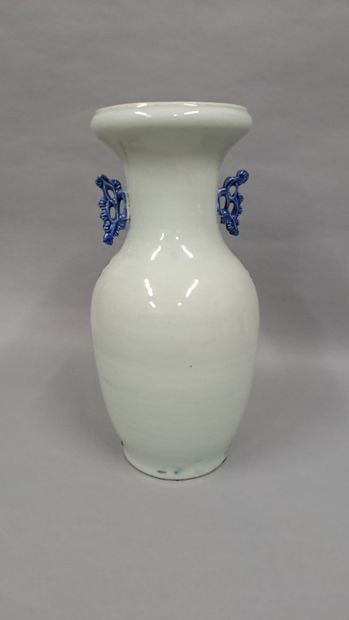 null Vase de forme balustre en porcelaine à décor bleu d'un paon parmi les pivoine...