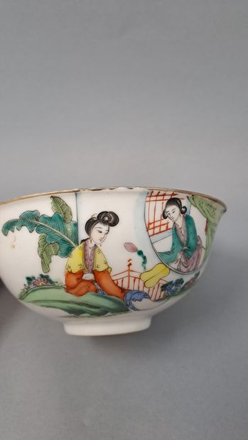 null Petit bol en porcelaine à décor de deux dames de cour en réserve et d'un poème.

Chine,...