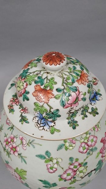 null China, 20th century

Covered pot in porcelain of China with decorations of flowers...