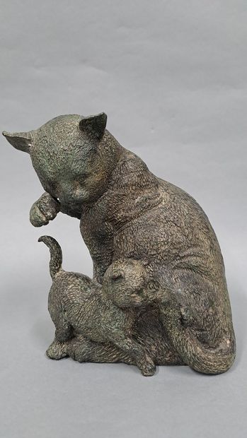 null Couple de chats en alliage.

Japon, XXème siècle

H. 17 cm