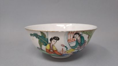 null Petit bol en porcelaine à décor de deux dames de cour en réserve et d'un poème.

Chine,...