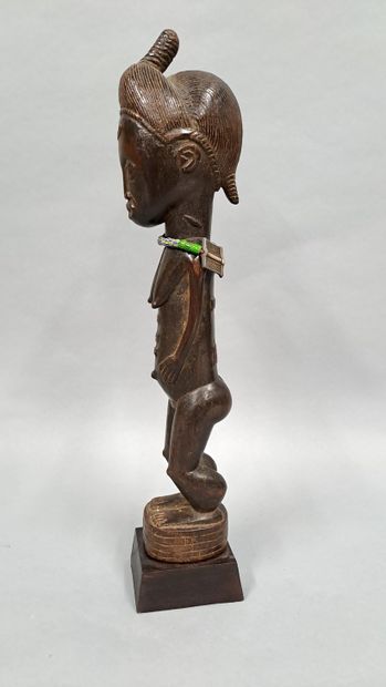 null Statuette BAOULE, Côte d'ivoire, Blolobla portant un collier, le dos scarifié.

Socle.

H....