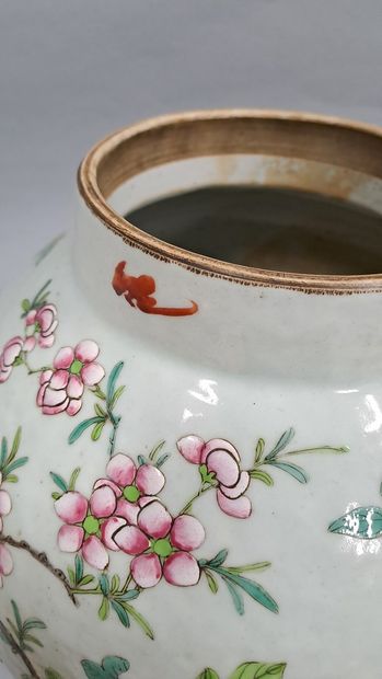 null Chine, XXe

Pot couvert en porcelaine de chine à décors de feurs sur fond céladon....