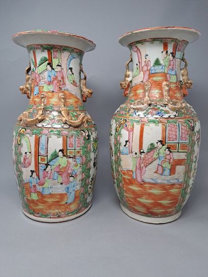 null Deux vases en porcelaine polychrome à décor de personnages, fleurs et oiseaux...