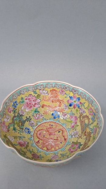 null Small multi-lobed bowl in fine porcelain called "eggshell" with enamelled decoration...