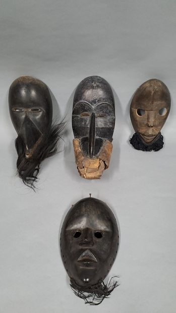null DAN, Côte d'Ivoire,

Lot de quatre masques en bois, l'un à machoire articulée.

Vers...