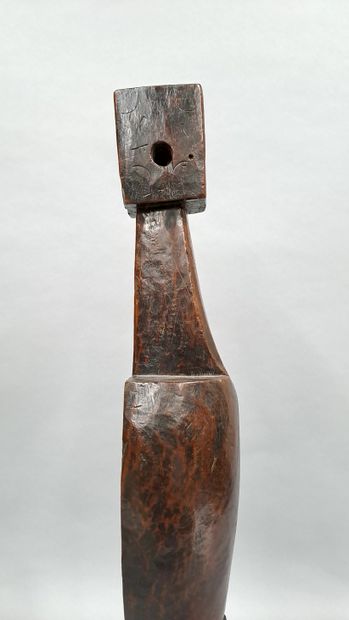 null Citare népalaise en bois sculpté.

XIXème siècle

Socle.

H. : 61cm.