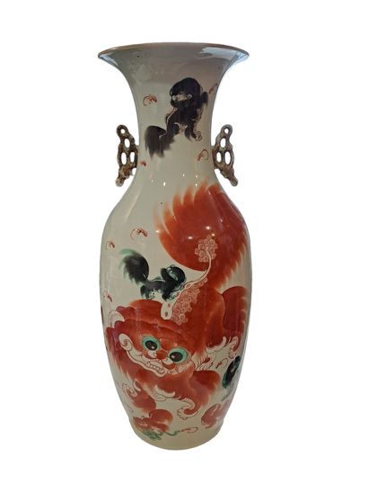 null Grand vase en porcelaine à décor orné de chiens de Fô jouant avec des balles,...
