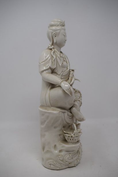 null CHINA - Early XXth century.

Chinese white statuette representing a guanine...