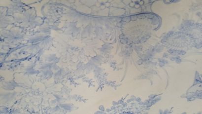 null Grand plat en porcelaine de Chine à décor blanc bleu d'un oiseau volant au-dessus...