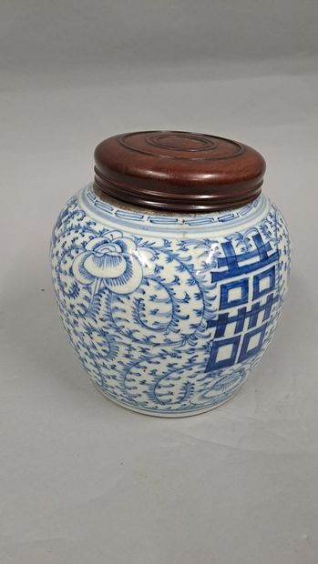 null Ginger pot in white-blue porcelain decorated with Xi characters, the character...