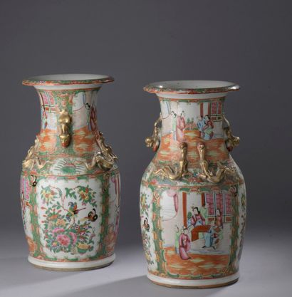 null CHINE, Canton - Fin XIXe siècle

Paire de vases en porcelaine décorée en émaux...
