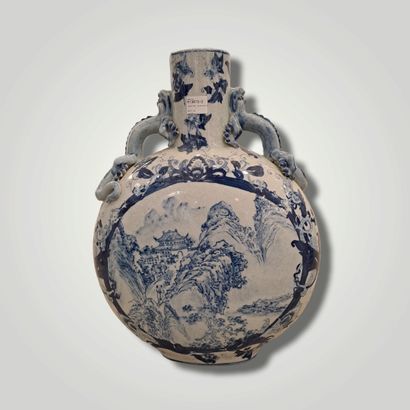 null 
Important vase gourde en porcelaine craquelée à décor en bleu de pagodes dans...