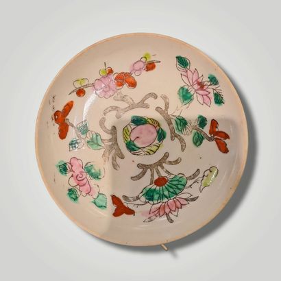 null 
Suite de trois coupelles en porcelaine 

Chine, XXème siècle

Diam. 13 cm ;...