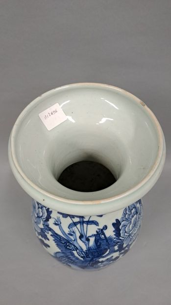 null Vase de forme balustre en porcelaine à décor bleu d'un paon parmi les pivoine...