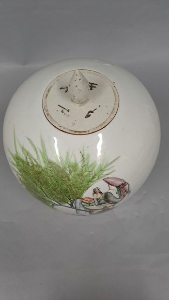 null CHINE

Pot couvert à décor de personnages dans un paysage

H. 33,5 cm